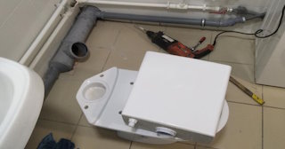 Установка напольного унитаза в Сасово: монтаж под ключ от СантехДомСсв от 5219 рублей.